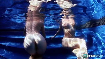 Milfs delgadas tetonas Valory y Lana juguetean afuera