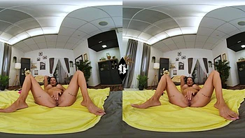 Maddy Black se masturba de lingerie