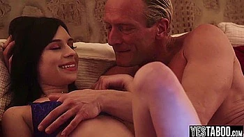 Aria Valencia é fodida duro pelo pau grande do padrasto