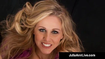 Julia glamorosa con tetas enormes hace un footjob potente