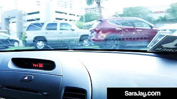 Os peitões da Sara Jay fodidos por um grande pau preto