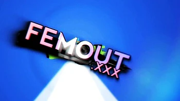 Verspieltes Blond-Tgirl lutscht sich an großem Arsch solo