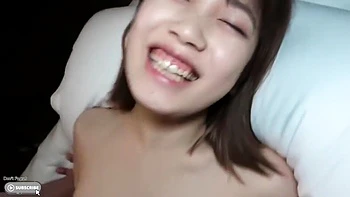 Polla asiática folla a teen en POV y la corre dentro