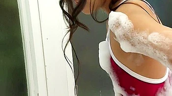 Японская тинейджерка снимает одежду в домашнем стриптизе