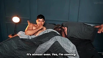 Madrasta fode o enteado em silêncio enquanto o corno assiste