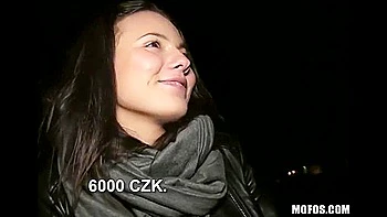 Vanessa Decker chupando com peitos grandes no carro POV