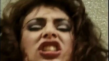 Bruneta peituda chupando, de quatro e cavalgando com gozada