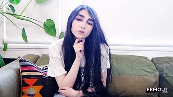 Tgirl emo mince aux petits seins se masturbe en solo