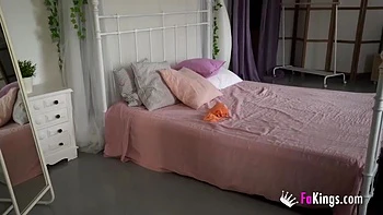 Rubia cachonda quiere pollas enormes y chupadas