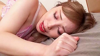 Joven asiática gordita hace una mamada en la puerta