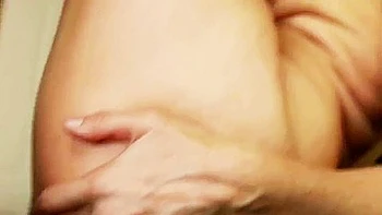 Пышногрудая мамка Ла ебет возбужденного доставщика