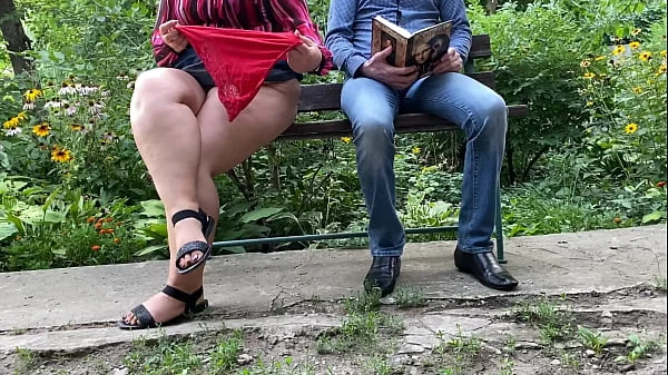 Big ass milf pee next to me in the park on a bench