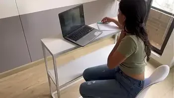 Dejo la Cámara de la reunión de trabajo mientras mi novia me lame el coño.