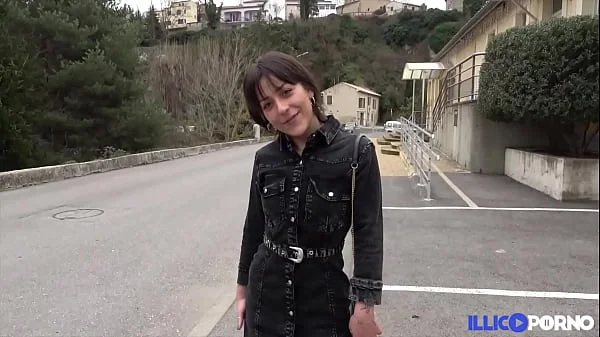 Manéa, 20 ans, veut une bonne bite pour assouvir ses envies