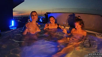 Two amateur teens Lea and Melonie have sex in the swimming pool